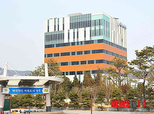 【양주=뉴시스】이종구 기자 = 경기 양주시는 회천2동 복합청사가 완공됨에 따라 10일부터 업무를 시작했다고 11일 밝혔다. 사진은 회천2동 신청사. 2014.03.11 (사진=양주시청 제공)&nbsp; leejg@newsis.com 