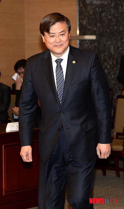 【서울=뉴시스】고범준 기자 = 서승환 국토교통부 장관이 11일 오후 서울 강남구 논현동 건설회관 중회의실에서 열린 '사회취약계층 행복터전 만들기 업무협약 체결식'에 참석하고 있다. 2014.03.11. bjko@newsis.com