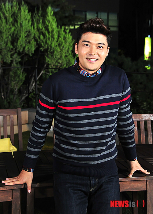 【서울=뉴시스】손정빈 기자 = MC 전현무(37)가 MBC TV 파일럿 프로그램 '연애고시, 연애조난자 구출 프로젝트'를 진행한다. MBC는 "'연애고시'는 연애를 못 하고 있는 연예인들을 위한 솔로 탈출 프로젝트 프로그램"이라고 밝혔다. 외모와 스펙을 모두 갖췄지만 반쪽을 찾지 못해 혼자 지내고 있는 연예인들이 고시생이 돼 연애고시에 지원하는 형식이다. 제작진은 단순 흥미 위주의 남녀 소개팅 프로그램이 아닌 다양한 상황에 부닥친 남녀의 심리를 알아보는 과정을 통해 이성이 서로 이해하고 한 발 더 다가갈 수 있도록 도울 계획이다. 문경태 PD는 "전현무는 다른 진행자와 쌍방향 소통이 가능한 MC이고, 애드리브와 입담도 좋아 '연애고시' 사회를 보는 데 적격"이라고 전했다. 전현무는 '연애고시'를 통해 예능 강자들과 맞붙는다. 유재석, 신동엽, 강호동이 지상파 3사의 봄맞이 파일럿 프로그램 출연을 확정한 상태다. '연애고시'는 전현무 외에 젊은 진행자를 추가, 이들과 맞선다. 문 PD는 "대형 MC를 내세운 다른 프로그램을 상대하기 위한 새로운 MC 조합을 만들겠다"고 말했다. '연애고시'는 4월 중순 방송 예정이다. jb@newsis.com