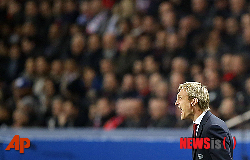 【파리=AP/뉴시스】사미 히피아(41) 레버쿠젠(독일) 감독이 5일(한국시간) 전격 경질됐다.&nbsp; 사진은 지난 3월13일 프랑스 파리의 파르크 드 프랭스 경기장에서 열린 파리 생제르맹(프랑스)과의 2013~2014 유럽축구연맹(UEFA) 챔피언스리그 16강 2차전에서 팀을 지휘하고 있는 히피아 감독. 이날 경기에서 레버쿠젠은 1-2로 역전패했다.