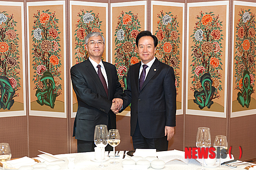 【포항=뉴시스】강진구 기자 = 새누리당 이병석 국회부의장(포항 북)은 13일 오후 국회 사랑재에서 추궈홍 신임 주한 중국대사의 예방을 받고 동아시아의 현안에 대해 논의했다.2014.03.13.(사진=이병석 국회부의장실 제공)&nbsp; photo@newsis.com