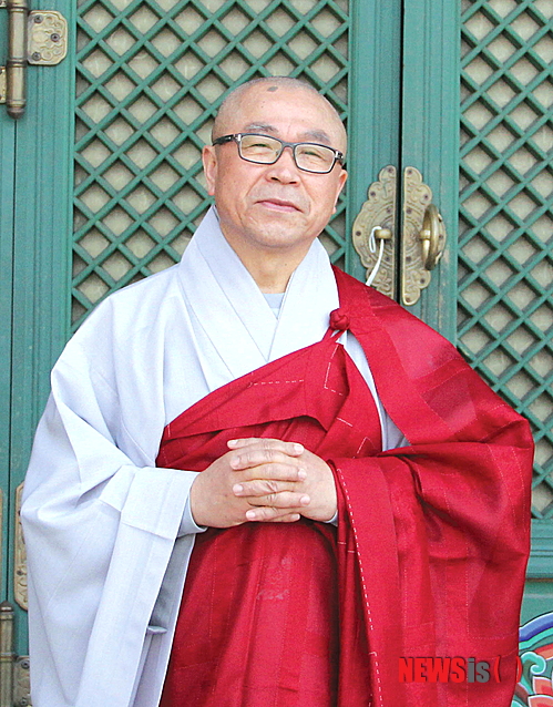 【서울=뉴시스】하도겸 박사의 ‘삶이야기 禪이야기’ <78>&nbsp; 작년 대한불교조계종 불교중앙박물관(당시 관장 원학스님)이 삼국유사와 연계해 경북 군위 인각사의 면모를 조명하는 특별전을 연 적이 있다. ‘인각사와 삼국유사’ 기획전이다. 인각사와 삼국유사의 역사를 직·간접으로 증언하는 관련 유물 77건 195점을 선보였다. 이 중에는 보물 5건 7점, 시도유형문화재 3건 3점이 포함됐지만, 정작 인각사에서 ‘삼국유사’를 저술한 일연스님의 현존하는 또 다른 저서 중편조동오위는 보이지 않았다. 이유는 우리나라에는 한 권도 없기 때문이다.&nbsp; galmun@hanmail.net