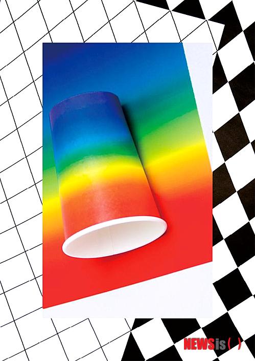 【서울=뉴시스】유상우 기자 = 국립현대미술관 과천관이 15일부터 6월30일까지 아트숍 UUL에서 그래픽디자이너 김영나의 ‘더 쇼 룸(THE SHOW-ROOM)’을 선보인다.&nbsp; 작가들과 협업을 통해 상품 판매 공간을 전시 공간으로 확장하고 있는 아트숍 UUL의 5번째 협업이다.&nbsp; 박물관 측은 “ ‘더 쇼 룸’은 하나의 축소된 전시장이자 사물의 놀이터”라며 “미술관 아트숍에서 볼 수 있는 연필이나 노트, 컵 등의 상품은 김영나의 배치로 세상에 존재하지 않았던 하나의 세트로 구성된다”고 소개했다.&nbsp; 김영나는 국내외 행사에서 큐레이터로 활동한 경력이 있다. 국립현대미술관 과천관에서 4월20일까지 열리는 ‘디자인, 또 다른 언어’전에 참여하고 있다.&nbsp; swryu@newsis.com