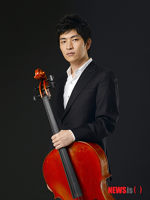 【서울=뉴시스】이재훈 기자 = 피아노 트리오 '트리오 제이드'와 현악 4중주팀 '노부스 콰르텟'. 최근 가장 잘나가는 젊은 클래식 팀이다.&nbsp; 두 팀의 멤버 한명씩이 뭉쳐 '유닛'을 결성했다. 트리오제이드 멤버인 피아니스트 이효주(29), 노부스콰르텟 멤버인 첼리스트 문웅휘(26)가 주인공이다. 19일 오후 8시 서울 세종문화회관 체임버홀에서 듀오 리사이틀을 연다.&nbsp; realpaper7@newsis.com 