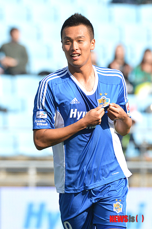 【울산=뉴시스】장지승 기자 = 16일 울산 문수축구장에서 열린 K리그 클래식 울산현대와 경남FC의 경기에서 울산 김신욱이 추가골을 넣은 뒤 기뻐하고 있다. 2014.03.16.&nbsp; jjs@newsis.com