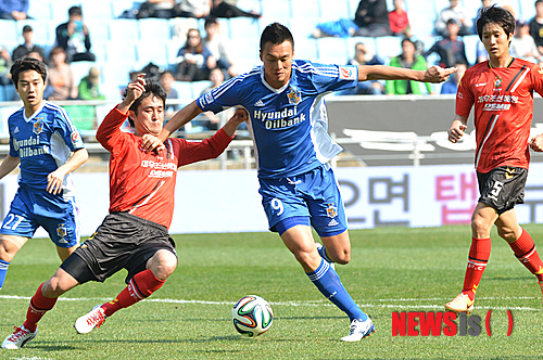 【울산=뉴시스】장지승 기자 = 16일 울산 문수축구장에서 열린 K리그 클래식 울산현대와 경남FC의 경기에서 울산 김신욱이 수비수를 제치며 골 넣을 준비를 하고 있다. 2014.03.16.&nbsp; jjs@newsis.com