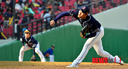 【광주=뉴시스】류형근 기자 = 16일 오후 광주 북구 임동 광주·기아챔피언스필드에서 KIA 타이거즈 대 두산 베어스의 2014프로야구 시범경기가 펼쳐지고 있다. 두산 바뀐 투수 홍상삼이 역투하고 있다. 2014.03.16.&nbsp; hgryu77@newsis.com 