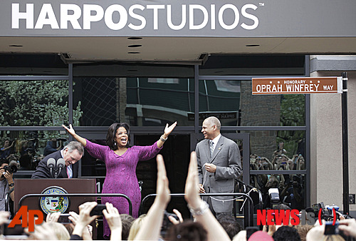 【서울=뉴시스】손정빈 기자 = 오프라 윈프리(60)가 1990~2011년 '오프라 윈프리 쇼'의 제작 무대였던 미국 시카고의 하포 스튜디오를 떠난다.&nbsp; 윈프리는 시카고 도심 서쪽에 4개 건물로 이뤄진 하포스튜디오 단지를 부동산 개발업체 스털링베이에 매각했다. 하지만 앞으로 2년 동안 건물을 재임대해 '오프라 윈프리 네트워크' 콘텐츠 제작과 포스트프로덕션 작업을 계속한다.&nbsp; 경제 웹진 '크레인스 시카고 비즈니스'는 1만5800㎡ 규모인 하포스튜디오 단지가 3200만 달러(약 340억원)에 거래됐다고 보도했다.&nbsp; 윈프리는 1984년 시카고에서 토크쇼 'A.M. 시카고' 진행을 시작했다. 이 프로그램이 인기를 얻자 1985년 '오프라 윈프리 쇼'로 이름을 바꿨다.&nbsp; 윈프리는 1986년 자신의 이름 오프라(Oprah)를 거꾸로 쓴 하포(Harpo)란 이름으로 시카고에 프로덕션을 설립하고 제작 단지를 조성했다. 200여 명의 직원이 이곳에서 일하고 있다.&nbsp; 1990년 완공된 하포스튜디오는 2011년 5월까지 '오프라 윈프리 쇼'의 무대가 됐다.&nbsp; 2011년에는 시카고 시장 리처드 달리가 하포스튜디오 외곽 도로를 '오프라 윈프리 도로'로 명명하기도 했다.&nbsp; 윈프리는 2011년 1월 로스앤젤레스에 케이블 방송사 OWN을 설립하고 활동무대를 옮겼다.&nbsp; jb@newsis.com