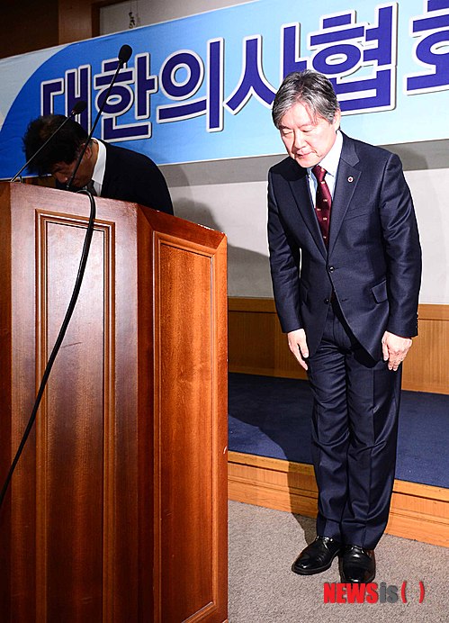 【서울=뉴시스】전신 기자 = 노환규(오른쪽) 대한의사협회 회장과 최재욱 의료정책연구소장이 17일 서울 용산구 이촌동 대한의사협회에서 열린 의·정 협의 관련 기자회견을 마친 후 인사하고 있다. 의협과 복지부는 전날 최종 협상을 열고 원격진료 시범사업 등에 합의하는 등 주요 쟁점에 대한 절충안을 도출했다고 밝혔다. 2014.03.17. photo1006@newsis.com