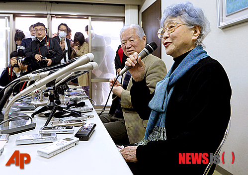 【가와사키=AP/뉴시스】북한에 납치된 요코타 메구미의 부모인 요코타 시게루와 요코타 아키에 부부가 17일 도쿄 인근 가와사키에서 미소 띤 얼굴로 기자회견을 갖고 있다. 이들 부부는 지난주 몽골 울란바토르에서 메구미의 딸인 김은경과 만나 며칠 간을 함께 보냈다. 이들은 김은경이 딸과 닮았다고 말했다. 2014.3.17