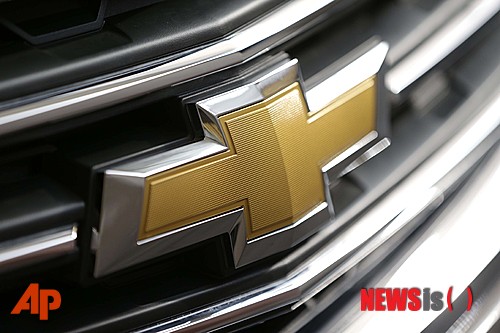 【피츠버그=AP/뉴시스】17일(현지시간) 제네럴모터스(GM)는 에어백 결함으로 SUV, 밴, 캐딜락 등 150만대의 차량을 리콜한다고 밝혔다. 사진은 지난 2월14일 피츠버그 모터쇼에서의 쉐보레 로고 사진. 2014.03.18