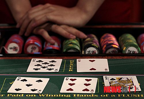 【서울=뉴시스】유상우 기자 = 인천 영종도에 외국인 전용 카지노가 들어선다. 문화체육관광부는 LOCZ코리아(리포·시저스 컨소시엄)가 제출한 인천경제자유구역 내 외국인전용카지노업 허가 사전심사 청구 건에 대해 최종 ‘적합’함을 통보했다. 경제자유구역 내 외국인전용 카지노허가 사전심사에서 ‘적합’ 결정을 받기 위해서는 투자규모·자금특성·신용상태·결격사유·외국인투자금액 납입여부 등을 충족해야 한다. 이를 충족하면 투자계획서 심사에서 총점 1000점 만점 중 800점 이상, 평가항목별로 60% 이상의 점수를 획득해야 한다. 사전심사위는 청구인의 제출 서류와 관련 서류를 검토, LOCZ코리아의 질의응답, 자체적인 논의 등을 거쳐 요건을 충족한 것으로 판단했다. 또 LOCZ코리아가 제출한 투자계획서에 대한 평가를 진행해 적합통보의 기준인 800점을 넘은 것으로 의결하고 문체부 장관에게 결과를 제출했다. 다만, 사전심사위는 LOCZ코리아가 계획된 사업기간 내에 차질 없이 사업을 진행할 수 있도록 심사 과정에서 논의된 사항을 종합해 투자계획의 성실한 이행을 담보하기 위한 조건을 부과했다. 부과된 조건의 구체적인 내용은 ▲관련 법령에서 규정한 이행사항의 준수 ▲매년 회계감사와 책임 감리를 받은 후 투자이행실적 보고 ▲단일계좌를 통한 투자자금 관리 ▲국내에 예치한 투자금액을 본 사업의 용도로 사용하는 조치 이행 등이다. 또 사전심사위는 내국인 고용창출 방안 강구 등 투자계획의 성공적인 추진을 위해 청구인이 추가로 고려해야 할 내용을 권고사항으로 제시했다. LOCZ코리아의 사업계획은 1단계(2014~2018)에 7467억원을 투자해 VIP 호텔 90실, 5성급 호텔 450실, 임대형 주거시설 220실 등 총 760실 규모의 숙박시설과 별도의 다목적 컨벤션센터(6500㎡) 등을 포함한 복합리조트를 건설하는 것을 주요 내용으로 한다. 복합리조트에 포함되는 외국인전용 카지노는 전체 연면적의 5% 이내(7700㎡)다. 이는 현재 운영 중인 국내 외국인전용카지노 가운데 최대 규모에 해당한다. 문체부는 LOCZ코리아의 사업계획이 성공적으로 추진되면 호텔, 컨벤션시설 등 관광 인프라의 확충은 물론 신규 외래관광객 창출과 재방문 유도를 통해 한국 관광산업이 질적으로 성장하게 될 것으로 기대하고 있다. 문체부는 LOCZ코리아에 대한 이번 적합통보는 외국인전용카지노업에 대한 ‘예비허가’의 성격으로 그 자체로 카지노업 허가권이 부여된 것은 아님을 강조했다. 청구인이 적합통보 시 부과된 조건을 성실히 이행하지 않으면 적합통보 결정은 취소될 수 있으며 그 밖에 관련 법령에서 정하고 있는 취소사유에 해당할 때도 최종적인 카지노업 허가를 받지 못하게 된다. 문체부 김기홍 관광국장은 “청구인이 정해진 기간 내에 투자계획을 차질 없이 이행하면 최종적인 카지노업 허가권을 부여하게 될 것”이라고 밝혔다. “이번 적합통보 결정은 경제 활성화와 관광산업 육성을 목표로 기획재정부, 안전행정부, 산업통상자원부 등 범정부적인 검토와 의견수렴을 거쳐 내려진 것인만큼, 청구인의 사업계획이 성공적으로 추진돼 기대하는 효과를 얻을 수 있도록 관리해 나가는 것이 중요하다”며 “앞으로 LOCZ코리아의 투자계획 이행상황을 철저히 확인하고 감독할 것”이라고 전했다. swryu@newsis.com