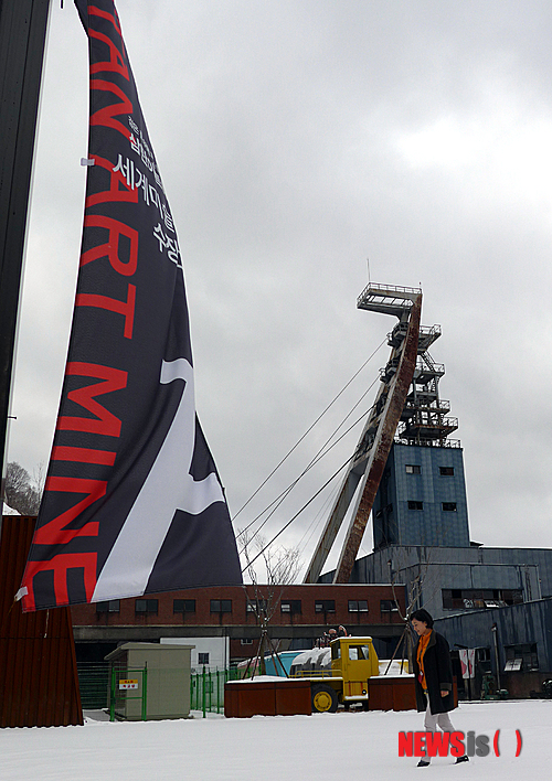 【정선=뉴시스】홍춘봉 기자 = 입춘을 하루 앞둔 20일 오후 강원 정선군 고한읍 삼탄 아트마인 일대에 폭설이 내리면서 이국적인 설경이 연출된 가운데 한 여성이 걸어가고 있다. 2014.03.20.&nbsp; casinohong@newsis.com 