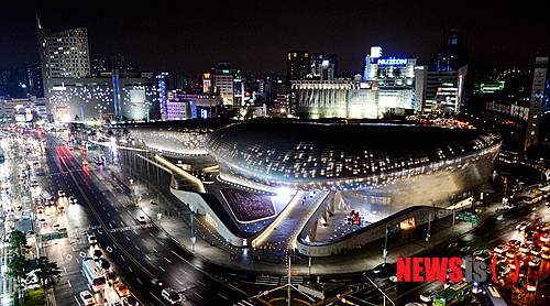 【서울=뉴시스】김진아 기자 = 개관을 하루 앞 둔 동대문디자인플라자(DDP)가 20일 오후 서울 중구 을지로7가에서 모습을 드러내고 있다. 2014.03.20.&nbsp; bluesoda@newsis.com