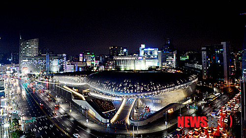 【서울=뉴시스】김진아 기자 = 개관을 하루 앞 둔 동대문디자인플라자(DDP)가 20일 오후 서울 중구 을지로7가에서 모습을 드러내고 있다. 2014.03.20.&nbsp; bluesoda@newsis.com