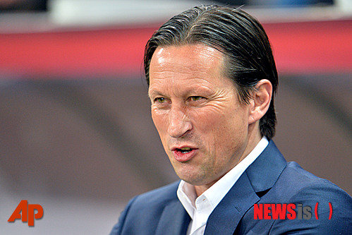 【잘츠부르크(오스트리아)=AP/뉴시스】손흥민(22)과 류승우(21)의 소속팀인 독일 프로축구 바이어 레버쿠젠은 25일(한국시간) 공식 홈페이지를 통해 오스트리아 분데스리가 레드불 잘츠부르크의 로저 슈미트(47) 감독을 신임 사령탑에 선임했다고 밝혔다. 사진은 지난 3월20일 오스트리아 잘츠부르크에서 열린 정규리그 경기에서 선수들을 지켜보고 있는 슈미트 감독의 모습.2014.4.25.