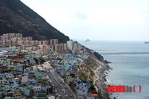 【부산=뉴시스】허상천 기자 = 부산시는 숨겨져 있는 마을의 역사와 문화자원을 발굴해 영도 흰여울마을 등을 제2, 제3의 감천문화마을로 만들어 나갈 계획이라고 밝혔다. 2014.03.21. (사진 = 부산시 제공) photo@newsis.com