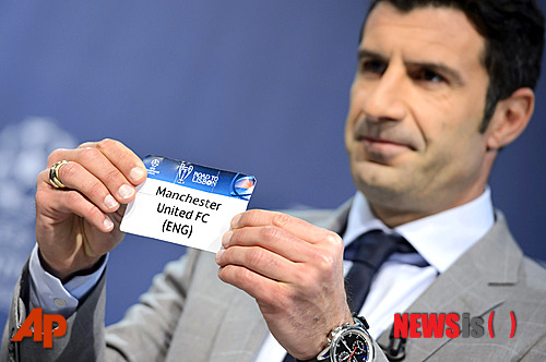 【니옹(스위스)=AP/뉴시스】2013~2014시즌 유럽축구연맹(UEFA) 챔피언스 리그 8강 대진이 확정됐다.&nbsp; UEFA는 21일(한국시각) 스위스 니옹에서 챔피언스 리그 8강전 대진 추첨을 했다. 포르투갈의 축구스타 루이스 피구(42)의 손 끝에서 8팀의 희비가 엇갈렸다.&nbsp; 그 결과 FC 바르셀로나-AT마드리드, 레알 마드리드-보루시아 도르트문트, 파리 생제르맹-첼시 FC, 맨체스터 유나이티드-FC 바이에른 뮌헨이 경쟁하게 됐다. 