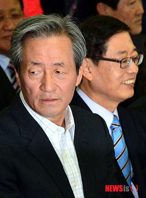 【서울=뉴시스】박동욱 기자 = 24일 오전 서울 여의도 김황식 전 국무총리 선거사무소에서 열린 개소식에서 새누리당 서울시장 경선 후보인 정몽준(오른쪽) 의원과 김황식 전 총리가 서로 다른 곳을 보고 있다. 2014.03.24.&nbsp; fufus@newsis.com