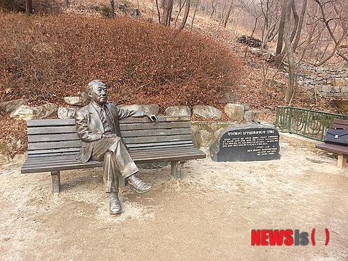 【서울=뉴시스】소설가 염상섭 상, 삼청공원