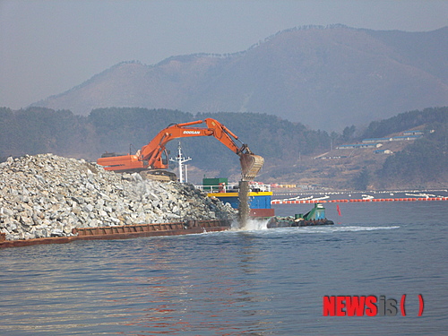 【통영=뉴시스】신정철 기자 = 경남 통영시의 오랫숙원이었던 안정일반산업단지가 24일 사석을 투하하는 등 본격적인 해상매립 사업을 시작됐다. 바다 91만여㎡ 를 매립하는 등 총 130여만㎡의 통영시 광도면 안정리 안정일반산업단지는 플랜트를 비롯 조선산업 용지로 공급된다.2014.03.24.(사진=통영시 제공)&nbsp;&nbsp; photo@newsis.com