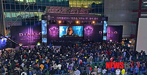 【서울=뉴시스】 2000년 '디아블로2'로 출시 11개월 만에 100만 장을 판매해 초유의 기록을 세운 블리자드가 한국에서 연 '디아블로3' 확장팩 출시 행사. photo@newsis.com