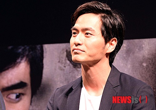 【서울=뉴시스】박영태 기자 = 25일 오전 서울 강남구 압구정로 CGV압구정에서 진행된 영화 ‘표적’ 제작보고회에서 배우 이진욱이 자리에 앉아 있다.&nbsp; 영화 ‘표적’은 의문의 살인 사건에 휘말린 남자 여훈(류승룡 분)과 아내를 구하기 위해 그와 위험한 동행을 하게 된 의사 태준(이진욱 분), 그리고 이들을 쫓는 두 형사가 펼치는 36시간 동안의 숨 막히는 추격을 담았다. 2014.03.25.&nbsp; since1999@newsis.com