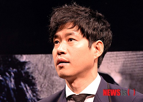 【서울=뉴시스】박영태 기자 = 25일 오전 서울 강남구 압구정로 CGV압구정에서 진행된 영화 ‘표적’ 제작보고회에서 배우 유준상이 참석해 앉아 있다. 영화 ‘표적’은 의문의 살인 사건에 휘말린 남자 여훈(류승룡 분)과 아내를 구하기 위해 그와 위험한 동행을 하게 된 의사 태준(이진욱 분), 그리고 이들을 쫓는 두 형사가 펼치는 36시간 동안의 숨 막히는 추격을 담았다. 2014.03.25.&nbsp; since1999@newsis.com