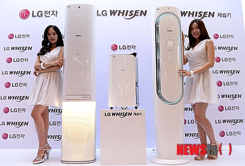【서울=뉴시스】고범준 기자 = LG전자가 25일 오전 서울 종로구 나인트리 컨벤션센터에서 냉방성능을 강화한 '휘센 빅토리(모델명 FNQ167VEMS)'에어컨과 국내산 LG 인버터 컴프레서를 탑재한 '휘센 인버터 제습기(모델명 LD-159DQV)'를 모델들이 선보이고 있다.&nbsp; 휘센 빅토리는 상하좌우 토출구를 중앙으로 모은 '포커스 4D 입체냉방'을 통해 지난해 제품 대비 최대 20% 빨라진 냉방 속도를 구현, 일반 에어컨 바람 온도보다 4도씨 이상 낮은 차가운 바람으로 공간 온도를 빨리 낮춰주는 '아이스쿨 파워'기능을 적용했다.&nbsp; 휘센 인버터 제습기는 지난해 제품 대비 제습속도를 최대 20% 이상 높였고 실내 환경에 맞춰 자동으로 습도를 조절하는 '스마트 제습'기능을 구현한다. 2014.03.25.&nbsp; bjko@newsis.com