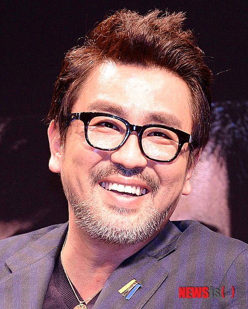 【서울=뉴시스】박영태 기자 = 25일 오전 서울 강남구 압구정로 CGV압구정에서 진행된 영화 ‘표적’ 제작보고회에서 배우 류승룡이 취재진의 질문에 환하게 웃고 있다.&nbsp; 영화 ‘표적’은 의문의 살인 사건에 휘말린 남자 여훈(류승룡 분)과 아내를 구하기 위해 그와 위험한 동행을 하게 된 의사 태준(이진욱 분), 그리고 이들을 쫓는 두 형사가 펼치는 36시간 동안의 숨 막히는 추격을 담았다. 2014.03.25.&nbsp; since1999@newsis.com