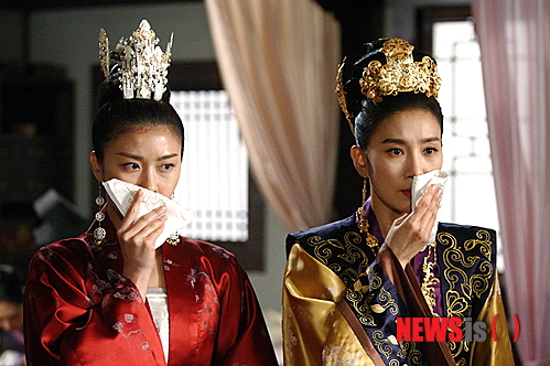 【서울=뉴시스】오제일 기자 = MBC TV 월화드라마 '기황후'가 한국인이 좋아하는 TV프로그램 1위로 뽑혔다.&nbsp; 여론조사회사 한국갤럽이 17~20일 전국의 만 19세 이상 남녀 1216명을 대상으로 '3월 한국인이 좋아하는 TV 프로그램'을 조사한 결과다.&nbsp; '기황후'는 10.8%의 지지를 받았다. 37년간 원나라를 지배한 고려의 여인 '기승냥'(하지원)의 파란만장한 삶을 담는 역사극으로 40·50대 시청자들의 관심을 받고있다.&nbsp; 같은 조사에서 11개월 연속 정상을 지키다 지난달 SBS TV 드라마 '별에서 온 그대'에게 1위를 내준 MBC TV 예능프로그램 '무한도전'(9.9%)은 다시 2위에 머물렀다. '무한도전'이 이 조사에서 10%대 미만의 선호도를 기록한 것은 지난해 6월 이후 9개월 만이다.&nbsp; KBS 2TV 예능프로그램 '1박2일'은 6.3%의 지지를 받아 3위에 올랐다. 지난해 9월 15위에 머무는 등 주춤했지만, 이후 김주혁·데프콘·정준영 등이 합류한 시즌3가 호평받으며 꾸준히 순위가 상승했다.&nbsp;&nbsp; SBS TV 예능프로그램 '런닝맨'(5.9%), KBS 1TV 대하드라마 '정도전'(5.0%), MBC TV 예능프로그램 '아빠! 어디가?'(3.5%) 등이 사랑받았다.&nbsp; 표본오차 ±2.8%포인트에 신뢰 수준 95%다.&nbsp; kafka@newsis.com 