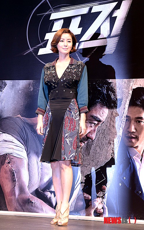 【서울=뉴시스】박영태 기자 = 25일 오전 서울 강남구 압구정로 CGV압구정에서 진행된 영화 ‘표적’ 제작보고회에서 배우 김성령이 포토타임을 하고 있다. 영화 ‘표적’은 의문의 살인 사건에 휘말린 남자 여훈(류승룡 분)과 아내를 구하기 위해 그와 위험한 동행을 하게 된 의사 태준(이진욱 분), 그리고 이들을 쫓는 두 형사가 펼치는 36시간 동안의 숨 막히는 추격을 담았다. 2014.03.25.&nbsp; since1999@newsis.com