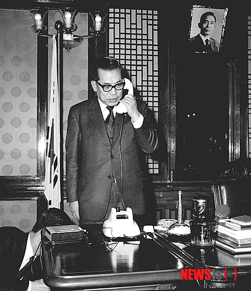 【서울=뉴시스】안전행정부 국가기록원은 서울~부산 간 장거리 자동전화(DDD, Direct Distance Dialing) 개통일(1971.3.31)을 맞아 3월 이달의 기록 주제를 '장거리 자동전화(DDD) 시대가 열리다!'로 정하고 관련 기록물을 오는 26일부터 홈페이지(www.archives.go.kr)를 통해 서비스 한다고 25일 밝혔다.&nbsp; 이번에 소개되는 기록물은 동영상 20건, 사진 13건 등 총 33건으로, 1950~80년대 통신시설의 확충, 전화자동화 과정 등을 담고 있다. 사진은 1971년 백두진 전 국무총리가 서울-부산 간 직통전화 가동 시험을 하고 있는 모습. 2014.03.25. (사진=국가기록원 제공)&nbsp; photo@newsis.com