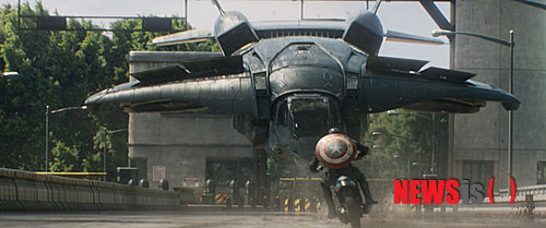 【서울=뉴시스】김태은 문화전문기자 = 26일 개봉한 ‘캡틴 아메리카, 윈터솔져’(‘캡틴 아메리카2’ 감독 앤서니 루소·조 루소)를 보기 전 먼저 ‘마블 시네마틱 유니버스’에 뛰어들 것인가 말 것인가를 선택해야한다. 미국에서의 호응만큼 해외에서의 평가는 그리 높지 않다는 점도 염두에 둬야한다. 영어권에서도 미국 매체들은 찬사를 보낸 반면, 영국매체들은 박한 점수를 줬다. 미국 외 국가에서는 ‘캡틴 아메리카’가 상징하는 것에 대한 거부감이 앞선다.&nbsp; tekim@newsisc.om