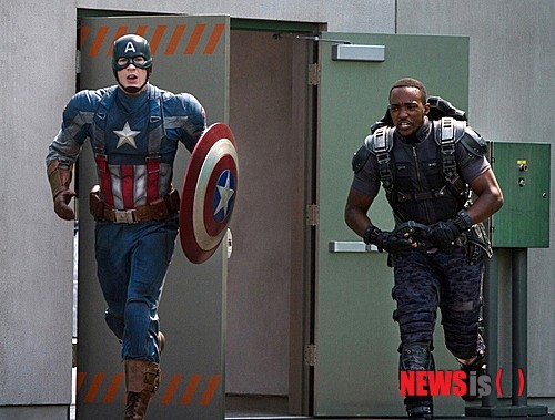 【서울=뉴시스】김태은 문화전문기자 = 26일 개봉한 ‘캡틴 아메리카, 윈터솔져’(‘캡틴 아메리카2’ 감독 앤서니 루소·조 루소)를 보기 전 먼저 ‘마블 시네마틱 유니버스’에 뛰어들 것인가 말 것인가를 선택해야한다. 미국에서의 호응만큼 해외에서의 평가는 그리 높지 않다는 점도 염두에 둬야한다. 영어권에서도 미국 매체들은 찬사를 보낸 반면, 영국매체들은 박한 점수를 줬다. 미국 외 국가에서는 ‘캡틴 아메리카’가 상징하는 것에 대한 거부감이 앞선다.&nbsp; tekim@newsisc.om