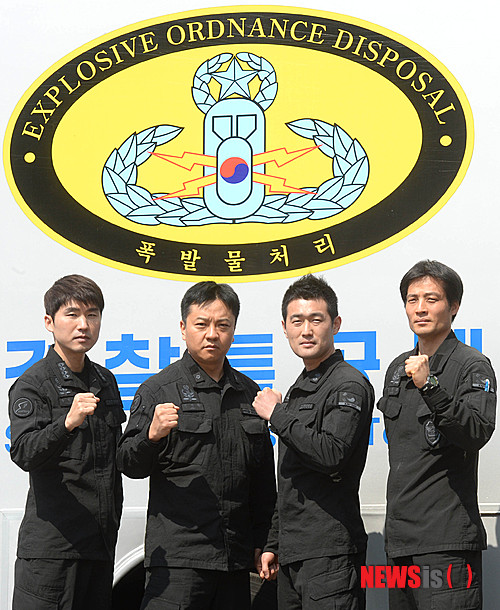 【서울=뉴시스】김진아 기자 = 지난 24일 오전 서울 서초구 방배동 경찰특공대에서 서울경찰청 경찰특공대 폭발물 처리반(EOD) 황태선(왼쪽부터) 경사, 전제환 경위, 정근우 순경, 장준호 경사가 뉴시스 통신사와 인터뷰 전 포즈를 취하고 있다.&nbsp;&nbsp;&nbsp; 경찰특공대의 주요 임무는 테러 사건 예방·진압, 중요 범죄 진압, 재해·재난 및 긴급 상황 발생 시 인명 구조 등으로 지난 2012년 서울 핵 안보 정상회의에서 대테러활동을 펼치는 등 국제 행사에서도 활약하고 있다. 2014.03.26.&nbsp;&nbsp; bluesoda@newsis.com
