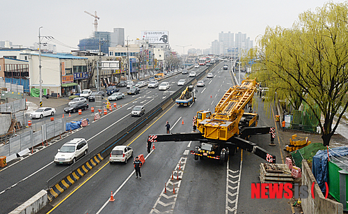 【대구=뉴시스】주기철 기자 = 26일 오전 3시께 대구 북구 칠성동 신천대로 칠성고가교 진입로에 대형 크레인이 고장으로 멈춰서면서 6시간째 이 일대 교통이 통제되고 있다. 2014.03.26.&nbsp;&nbsp;&nbsp; joo4620@newsis.com 