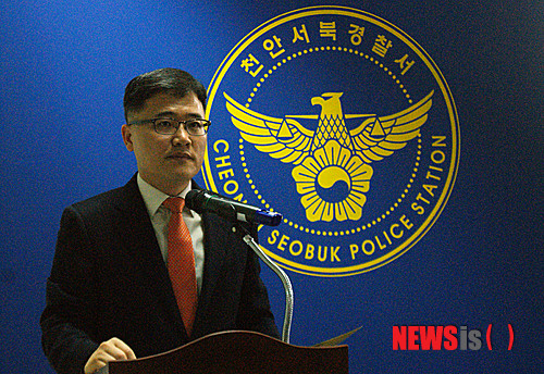 【천안=뉴시스】이종익 기자 = 충남 천안서북경찰서 김병주 경정은 26일 오전 브리핑을 열고 "인터넷에서 고수익 보장 등을 미끼로 해외 유흥업소에 종사할 국내 여성들을 모집해 홍콩과 일본, 미국 멕시코 등 6개국의 룸싸롱과 가라오케 등에 불법 송출한 브로커 A씨(49)를 직업안정법위반 혐의로 구속하고 1명을 불구속했다"고 밝혔다. 2014.03.26.&nbsp; 007news@newsis.com