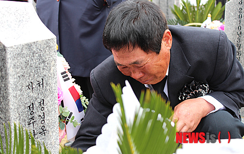 【대전=뉴시스】문승현 기자 = 26일 대전 유성구 국립대전현충원 현충광장에서 열린 '천안한 4주기 추모식'에 참석한 고 정종율 해군상사의 아버지 정해균(68)씨가 정 상사의 묘역 앞에서 눈물을 흘리고 있다. 2014.03.26.&nbsp;&nbsp; younie@newsis.com