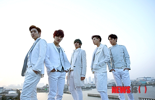 【서울=뉴시스】유상우 기자 = 남성그룹 ‘포커즈’(진온·대건·래현·칸·예준)가 27일 디지털 싱글 ‘원 러브(One Love)’로 돌아왔다. 이날 온라인 음원 사이트를 통해 ‘원 러브’를 공개하며 2012년 발표한 싱글 ‘꿈꾸는 I’ 이후 2년 만에 국내 활동을 시작한다. ‘원 러브’는 미국의 스티븐 맥네어와 일본 작곡가 스타 기타, 한국의 이지은이 협업한 노래다. 소속사 튠즈윌 엔터테인먼트 측은 “기존의 강렬한 모습과 달리 달콤하고 부드러운 매력을 엿볼 수 있을 것”이라고 전했다. 포커즈는 지난해 11월 일본에서 낸 싱글 ‘체인지(Change)’로 타워레코드 전국차트와 스페이스 샤워 TV K팝 차트에서 1위를 차지하며 사랑받았다. 포커즈는 28일 오후 6시30분 KBS 2TV ‘뮤직뱅크’에서 복귀 무대를 꾸민다. swryu@newsis.com