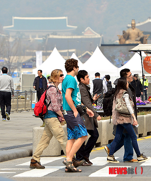 【서울=뉴시스】서재훈 기자 = 초여름같은 날씨가 이어진 27일 오후 외국인 커플이 가벼운 옷차림으로 관광을 하고 있다. 2014.03.27.&nbsp; jhseo@newsis.com
