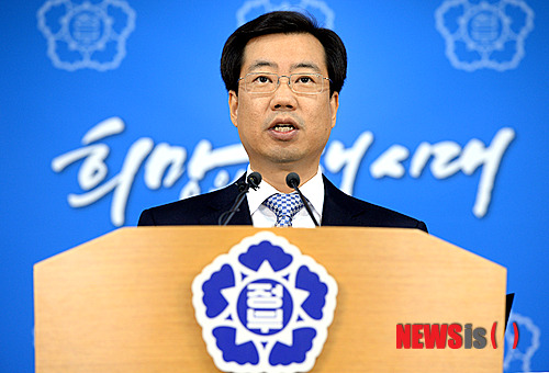 【서울=뉴시스】서재훈 기자 = 27일 정부서울청사 브리핑실에서 임만규 안전행정부 윤리복무관이 '2014년 고위공직자 정기재산 변동사항' 관련 사전 브리핑을 하고 있다. 2014.03.28. jhseo@newsis.com