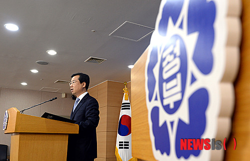 【서울=뉴시스】서재훈 기자 = 27일 정부서울청사 브리핑실에서 임만규 안전행정부 윤리복무관이 '2014년 고위공직자 정기재산 변동사항' 관련 사전 브리핑을 하고 있다. 2014.03.28. jhseo@newsis.com