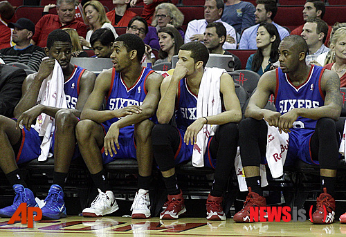 【휴스턴=AP/뉴시스】필라델피아 세븐티식서스 선수들이 28일(한국시간) 미국 텍사스주 휴스턴의 도요타 센터에서 열린 2013~2014 미국프로농구(NBA) 휴스턴 로키츠와의 경기에서 패색이 짙어지자 어두운 표정을 짓고 있다. 필라델피아는 이날 98-120으로 패배, NBA 역대 최다 연패와 같은 26연패를 기록했다.