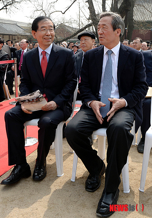 【서울=뉴시스】김진아 기자 = 박원순 서울 시장과 정몽준 새누리당 의원이 28일 오후 서울 종로구 성균관 명륜당에서 열린 '제30대 성균관장 서정기 선생 취임식'에서 대화를 나누고 있다. 2014.03.28.&nbsp; bluesoda@newsis.com