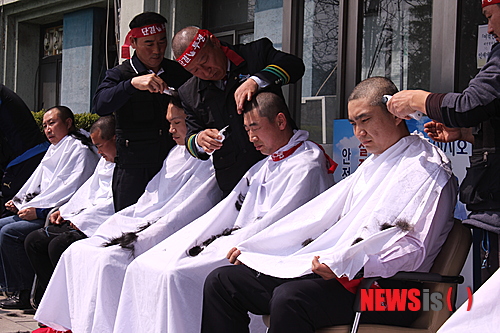 【대전=뉴시스】이시우 기자 = 28일 전국철도노동조합 대전기관차지부 조합원들원이 대전 동구 소제동 대전기관차승무사업소에서 지난해 8월 발생한 대구역 열차사고 기관사 등의 징계와 기관사 순환근무 정책 철회를 요구하며 삭발식을 진행했다. 이날 집회에서&nbsp; 는 모두 30명의 조합원들이 머리를 깎았다. 2014.3.28.&nbsp;&nbsp;&nbsp;&nbsp; issue@newsis.com