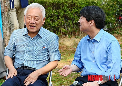 【안성=뉴시스】박동욱 기자 = 새정치민주연합 김한길(왼쪽), 안철수 공동대표가 28일 오후 경기도 안성 한경대학교 대학본부 앞 잔디밭에서 열린 대학생들과의 '교육비 경감을 위한 캠퍼스 미팅'에서 대화를 나누고 있다. 2014.03.28.&nbsp; fufus@newsis.com