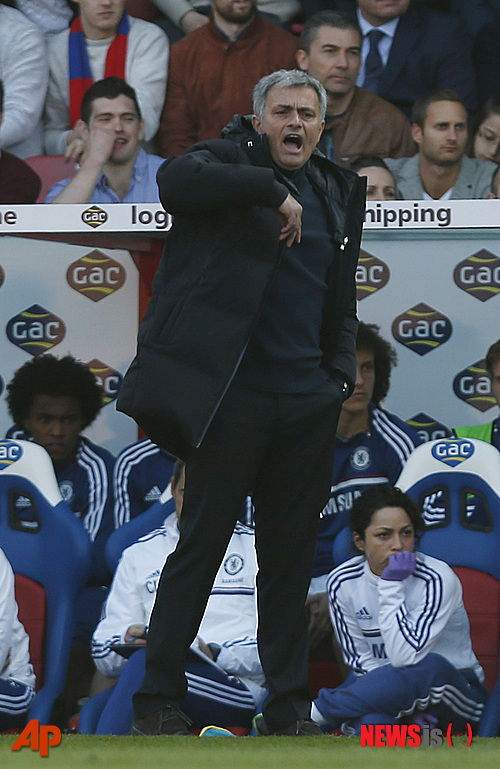 【런던(영국)=AP/뉴시스】지난해 맨체스터 유나이티드 감독 후보였던 조제 무리뉴(51) 감독은 올 시즌 레알 마드리드(스페인)를 떠나 첼시(잉글랜드) 사령탑에 복귀해 또 다시 전성기를 열어가고 있다. 사진은 지난 3월30 일 영국 런던에서 열린 첼시와 크리스탈 팰리스의 잉글랜드 프리미어리그(EPL) 32라운드 경기를 지휘하는 무리뉴 감독. 