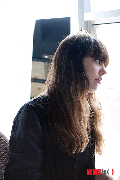 【서울=뉴시스】이재훈 기자 = "내 외모가 특별히 음악적인 부분을 가린다고 생각하지 않는다. 나 역시 패션을 좋아하고 외적인 아름다움도 좋지만, 그것은 쇼적인 요소일 뿐이다. 내적인 요소가 더 중요하다. 음악이 그런 부분을 표현한다." 미국 뉴욕 출신 미모의 싱어송라이터 다이앤 버치(31)는 모델 같다. 예쁘장한 외모에 170㎝가 넘는 큰 키는 남성뿐 아니라 여성의 눈길까지 끈다. 페도라와 트렌치코트 등을 자연스럽게 조합하는 세련된 패션 감각도 한몫한다. realpaper7@newsis.com