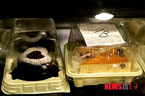 【서울=뉴시스】조명규 기자 = 서울 강남의 유명 커피전문점 내 진열장에 조각케이크이 포장된 케이스 위에 '18'이라는 숫자가 적혀 있다. 2014.03.31. 